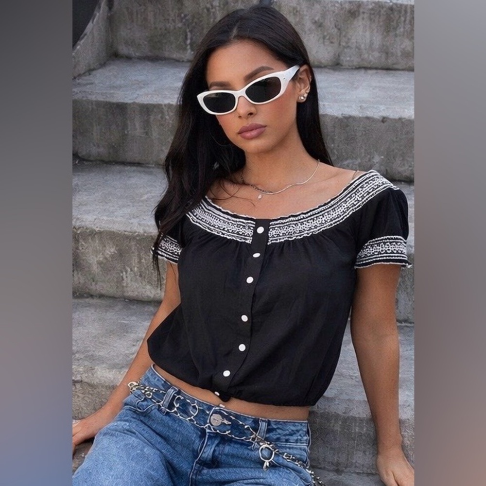 Beautiful Boho Embroidered Button Down Top - Picture 2 of 6